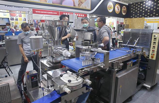 台北国际烘焙暨设备展在台北南港展览馆一馆登场，现场展出各类烘焙相关产品，吸引民眾进场参观。（陈君玮摄）