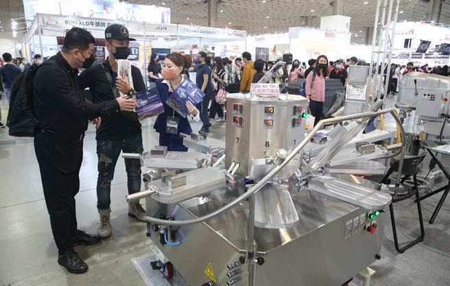 台北国际烘焙暨设备展在台北南港展览馆一馆登场，现场展出各类烘焙相关产品，吸引民眾进场参观。（陈君玮摄）