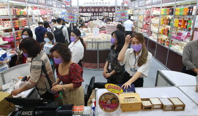 台北国际烘焙暨设备展在台北南港展览馆一馆登场，家用烘焙耗材展区吸引个人买家询问洽购。（陈君玮摄）