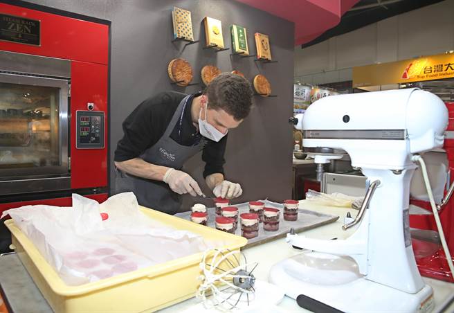 台北国际烘焙暨设备展在台北南港展览馆一馆登场，现场展出特色烘焙商品，吸引民眾目光。（陈君玮摄）