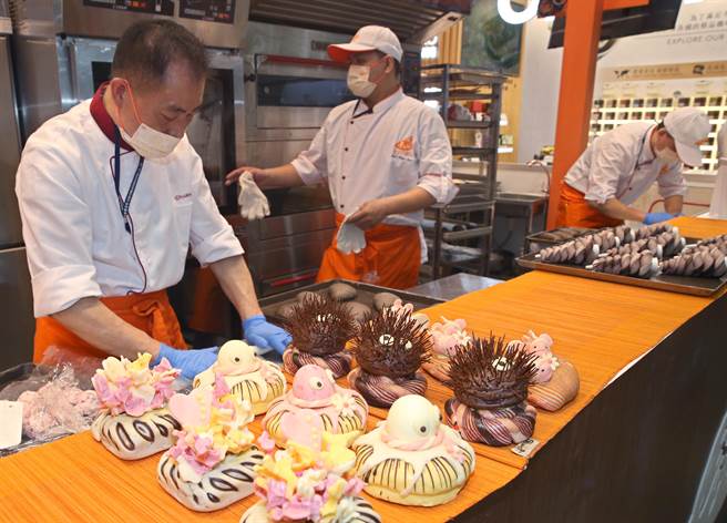 台北国际烘焙暨设备展在台北南港展览馆一馆登场，现场展出特色烘焙商品，吸引民眾目光。（陈君玮摄）