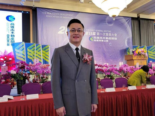（高雄市不动产开发公会18日改选理监事，华友联开发董事长陆照廷当选理事长，成为高雄市不动产开发公会歷年来最年轻的龙头。图／顏瑞田）