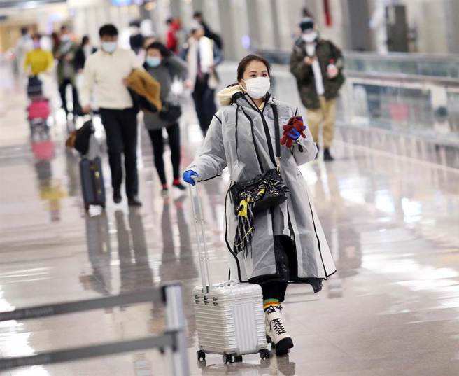 在桃园机场入境管制区内，刚下机的旅客准备通关入境。（范扬光摄）
