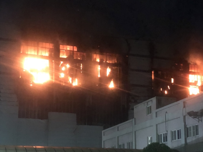 桃園市蘆竹區美福倉儲10日發生火警後，歷時8天打火，昨天下午4點40分，好不容易完成殘火處理，孰料，今晚7點多又復燃，倉儲內燃起熊熊火光。（翻攝自記者爆料網）
