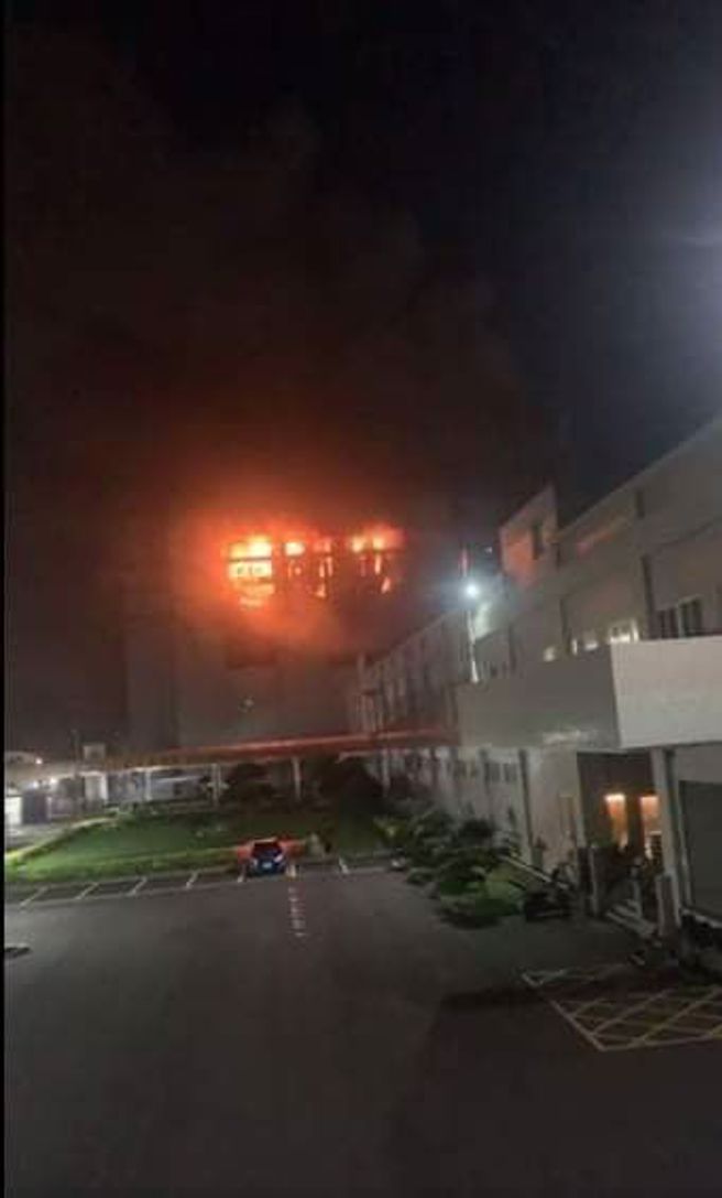 桃園市蘆竹區美福倉儲10日發生火警後，歷時8天打火，昨天下午4點40分，好不容易完成殘火處理，孰料，今晚7點多又復燃，倉儲內燃起熊熊火光。（翻攝自記者爆料網）