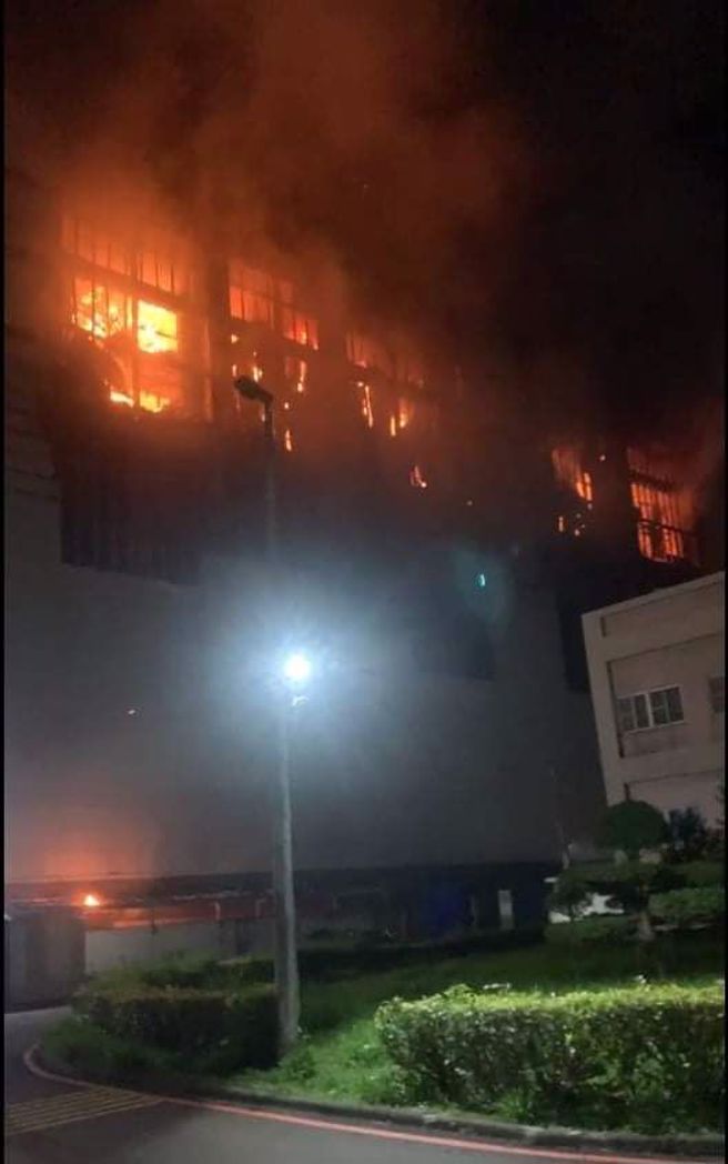 桃園市蘆竹區美福倉儲10日發生火警後，歷時8天打火，昨天下午4點40分，好不容易完成殘火處理，孰料，今晚7點多又復燃，倉儲內燃起熊熊火光。（翻攝自記者爆料網）