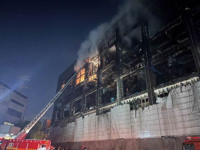 美福倉儲晚間再竄火舌。（陳夢茹攝）
