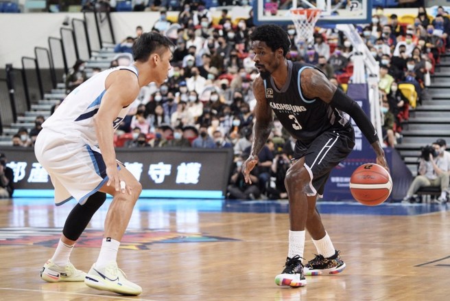 鋼鐵人新洋將哈里斯(右)今天首次上場比賽。(高雄鋼鐵人提供)