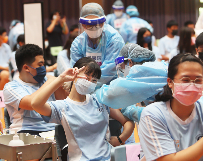 联合国公布「世界快乐报告」，台湾排第26，蝉联东亚国家之首。图为一名学生施打疫苗时比出YA手势留念。（示意图／陈怡诚摄）