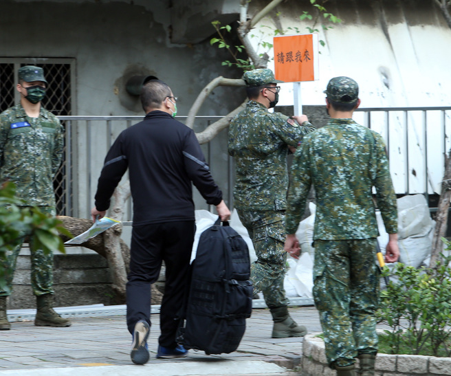 国防部推动14天新制教育召集，首梯次受召集人员5日8时起自行前往战术位置（山脚国小）报到，14天教召期间，将以防守林口海滩为训练目标。（陈怡诚摄）