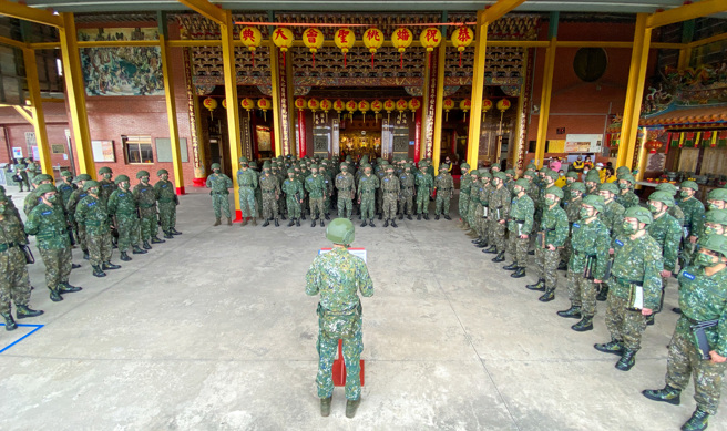 首梯为期14天的新制教育召集受召人员5日在桃园山脚国小报到完成，事后便在周遭庙埕广场举行编成典礼。（军闻社提供）