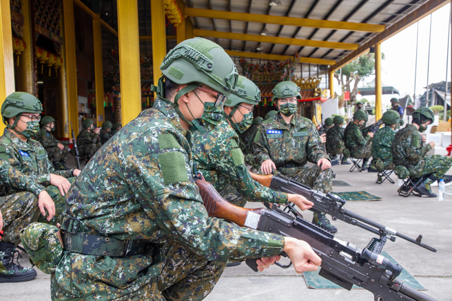 首梯14天新制教召人员5日在桃园山脚国小入营，6日进入第2天，并进行60、81及120迫炮、45手枪、65K2步枪等各项编制武器专长复训。（军闻社提供）