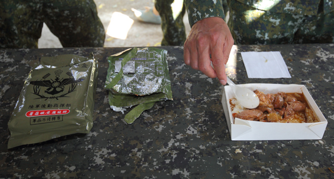 外界称为「史上最硬」的14天新制教召，陆军12日在林口南势展示埔靶场新式「野战加热式餐盒」，口味包含印度风咖哩牛肉、印度风咖哩鸡肉及罗汉蔬烩什锦等不同口味。（张铠乙摄）