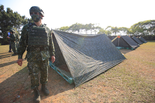 「陆军206旅教召部队」12日展示在林口台地实施野宿及野炊装备。（张铠乙摄）

