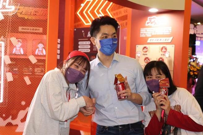 文化大學廣告學系第33屆畢業展今(18)日舉行「解迷因MEMEsight」開幕式，立委蔣萬安受邀出席，與學子互動熱絡。(主辦單位提供／李侑珊台北傳真)