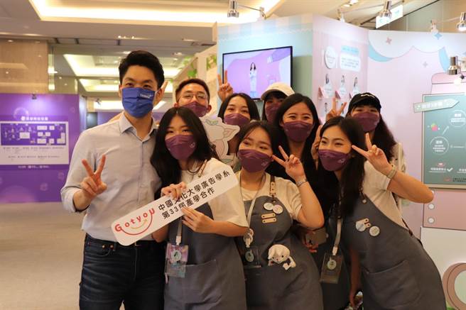 文化大學廣告學系第33屆畢業展今(18)日舉行「解迷因MEMEsight」開幕式，立委蔣萬安受邀出席，與學子互動熱絡。(主辦單位提供／李侑珊台北傳真)