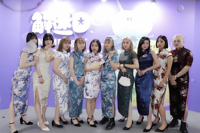 文化大學廣告學系第33屆畢業展今(18)日舉行「解迷因MEMEsight」開幕式，活動搭配今日熱播的《華燈初上》第三季的話題便車，同學們展現創意與好身段，紛紛穿起旗袍。(主辦單位提供／李侑珊台北傳真)