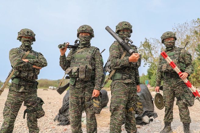 召员从四面八方而来，虽有不同的职业与身份，但能重新回来入营训练，就是袍泽。（军闻社）