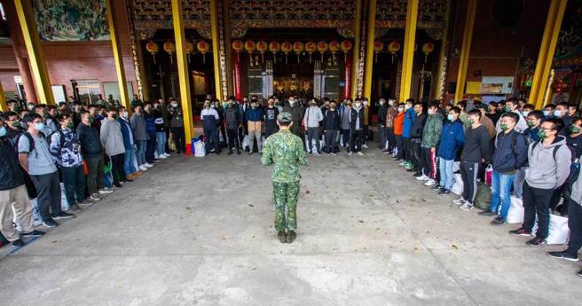 陆军206旅新制教育召集训练由各连连长宣布解召命令。（国防部提供）