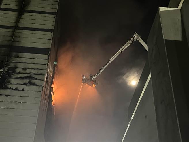 美福仓储可燃堆积物被翻搅成復燃。（陈梦茹摄）