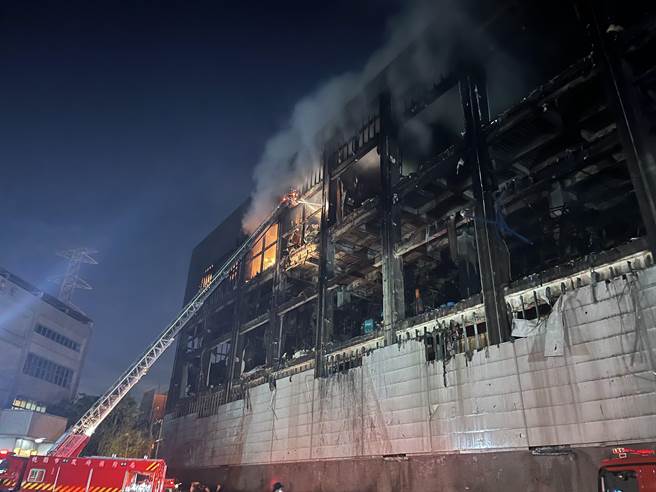 美福仓储18日復燃窜出火舌。（陈梦茹摄）