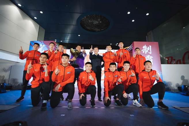 为庆祝光復高中勇夺HBL甲级男篮首冠，新竹市政府18日晚间举办英雄之夜选手见面会。（新竹市府提供／邱立雅竹市传真）