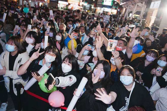 「英雄之夜－光復高中篮球队签名见面会」粉丝挤爆现场。（新竹市府提供／邱立雅竹市传真）