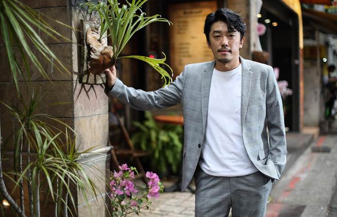 段鈞豪在《少年吔》片場常與顏正國憶當年。（陳俊吉攝）