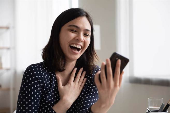 设计系女网友特制2张精美关系图，痛批前男友2年与7女子交往、劈腿、暧昧。（示意图/shutterstock）