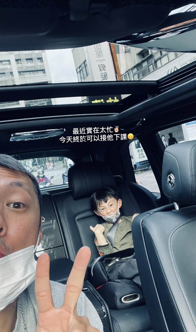 余文乐大手比着「胜利V」，后座的爱子则嗨举双手比讚。（尚庆创意提供）