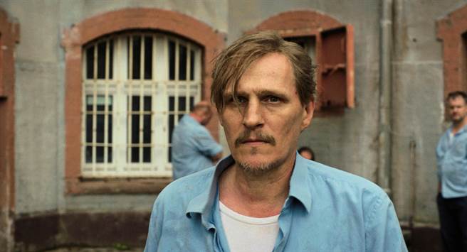 乔治佛瑞德区在片中饰演一名超级恐同的直男重刑犯。（海鹏提供）