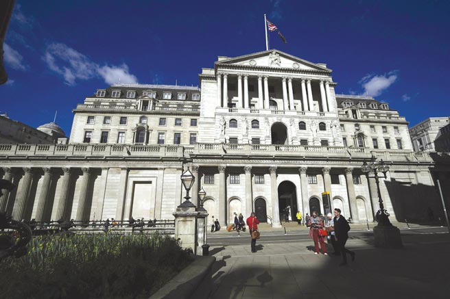 英国央行再升息一码，指出俄乌衝突可能造成全球通膨压力在未来几个月大幅扬升，加剧供应链中断困境。图／美联社