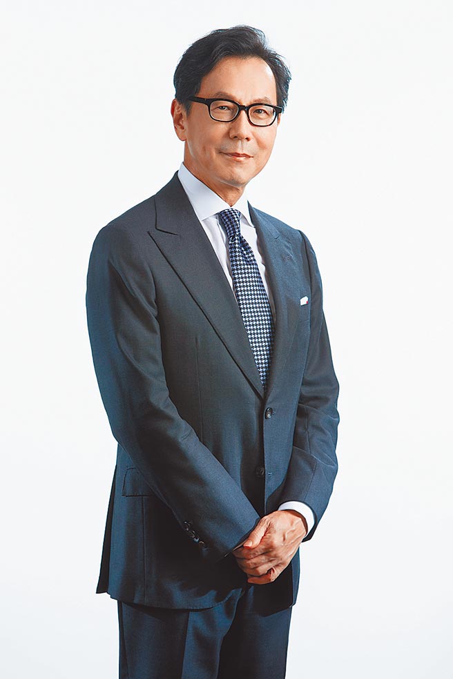 台灣大哥大17日宣布正式加入RE100，成為台灣首位加入的電信業者，董事長蔡明忠表示，台灣大將於2040年前全公司100％使用再生能源。圖／台灣大哥大提供