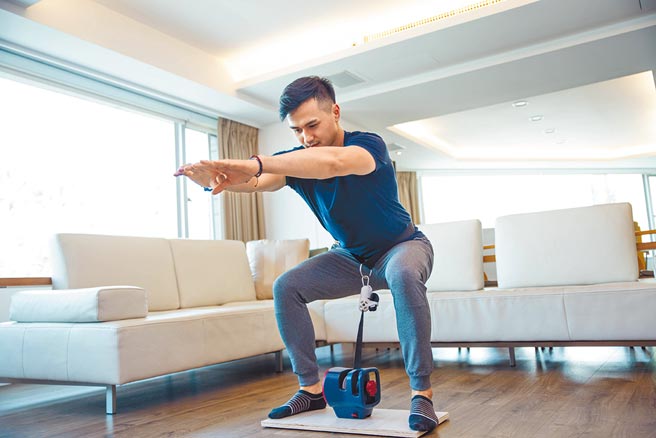 Antpire蟻派研發新型運動器材ANT，方便上班族在家針對全身各肌群進行肌力訓練。圖／蟻派提供