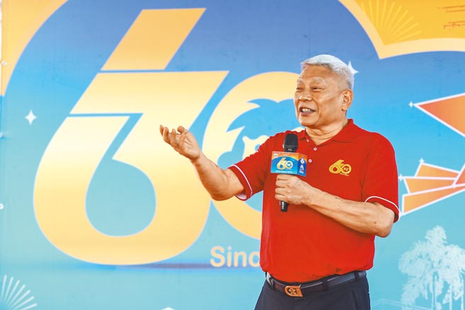 宜兰食品今年成立60周年，经过一甲子的努力，旺旺集团成为跨足各领域的国际级企业，蔡衍明董事长17日主持在苏澳新城厂举行的「传旺旗台湾启动仪式」（见图），象徵旺旺精神的「旺旗」将在台湾传递1111公里，也会在大陆各厂传递1.4万公里。（邓博仁摄）