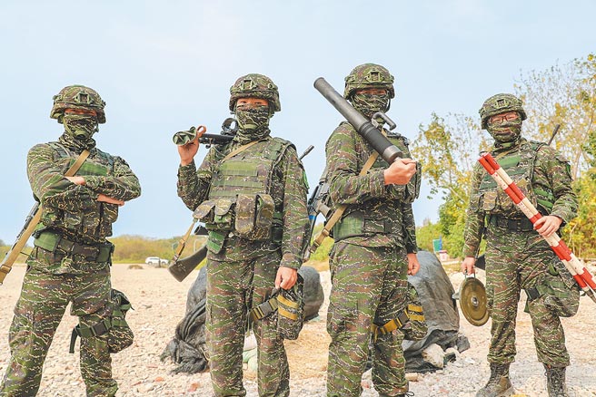 陆战新训旅新制教召训练已13天，召员从四面八方而来，却培养出深厚的情谊，教召训练成为他们共同美好难忘的回忆。（军闻社）