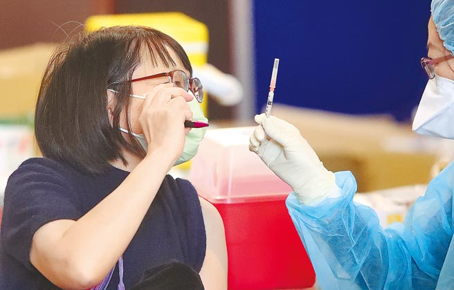 长庚医院研究发现，不论使用莫德纳、BNT、高端疫苗作为追加剂，皆可有效提升抗体生成效果。图为民眾排队打第三剂疫苗前，确认是半剂量的默德纳疫苗。（本报资料照片）