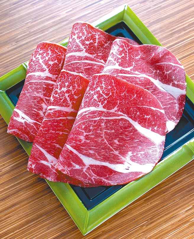 许多饕客热爱的雪花牛、霜降牛，为让外表保持美观，都会被注入油脂形成油脂天然均匀分布状。食药署昨天公告，7月1日起这类肉品应于外包装清楚标示「注脂」，并加注「仅供熟食」、「熟食供应」等警语，未标示者最高可依食安法开罚300万元。图为霜降牛。（本报资料照片）