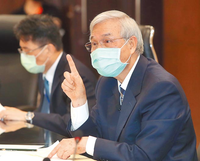 央行总裁杨金龙17日在央行理监事会后，出面说明在美国联准会决定升息一码后，台湾央行将跟进，升息一码。（郑任南摄）