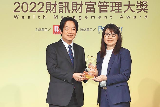 滙豐台灣財富管理暨個人金融事業處副總經理葉清玉（右）從賴清德副總統手中接下「外商銀行最佳財富管理獎」獎座。（滙豐提供）