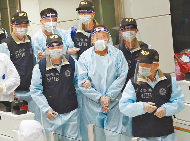 调查局干员17日晚间将走私犀牛角的台籍男子萧臻灏（前排中）及陈贝勋（后排中）押解回台。（范扬光摄）