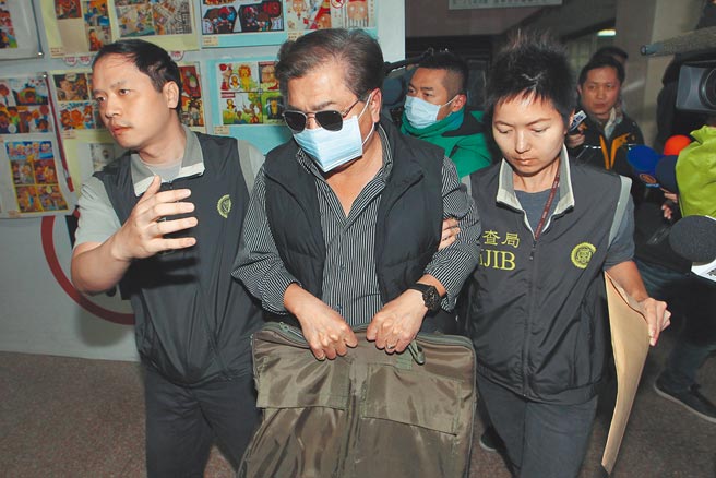 「空战英豪」前空军上校葛季贤、前中校楼文卿，卷入镇小江共谍案，17日仍判无罪。图为2015年调查局将葛季贤（左二）移送地检署侦办。（本报资料照片）