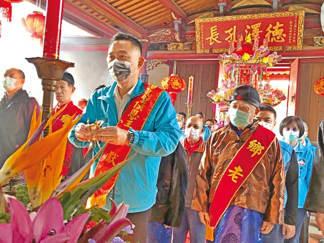 金门县长杨镇浯下乡勤跑基层，「跑庙」祈福也可拉近与乡亲的感情。（李金生摄）