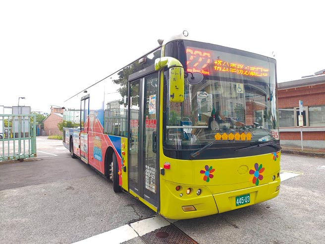 新冠肺炎疫情衝击公车运量，许多司机薪资减少纷纷转职，导致公车出现严重脱班，去年有418件，有业者被开罚最高单次1.2万元，甚至有业者挨罚数十万元。（黄婉婷摄）