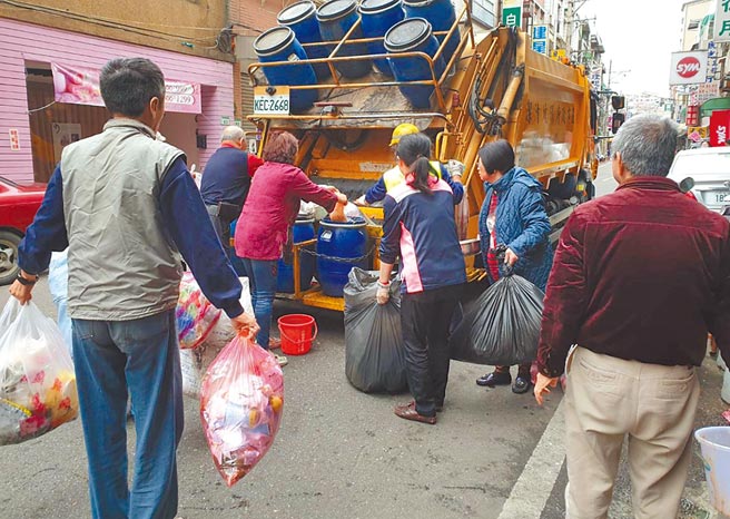 桃园市4月起试行「可透视垃圾袋政策」，一般垃圾须用到可看见内容物的垃圾袋打包，7月起将拒收不可透视垃圾袋。（桃园市环保局提供／陈梦茹桃园传真）