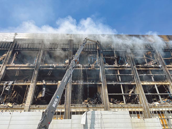 美福倉儲10日發生大火，業者從高雄借來32米高的大鋼牙，並向嘉義廠商訂製加長型破壞桿，拆除高樓層外牆，以利排出濃煙。（陳夢茹攝）