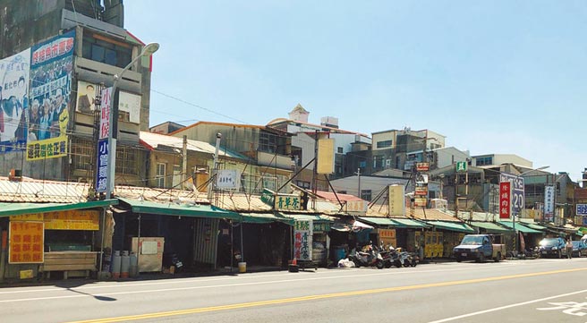 彰化市中华路商业区，县府投入公办都更，外围摊商占据公有地，经年诉讼，县府表示回应法院判决，30日启动拆除作业。（吴敏菁摄）