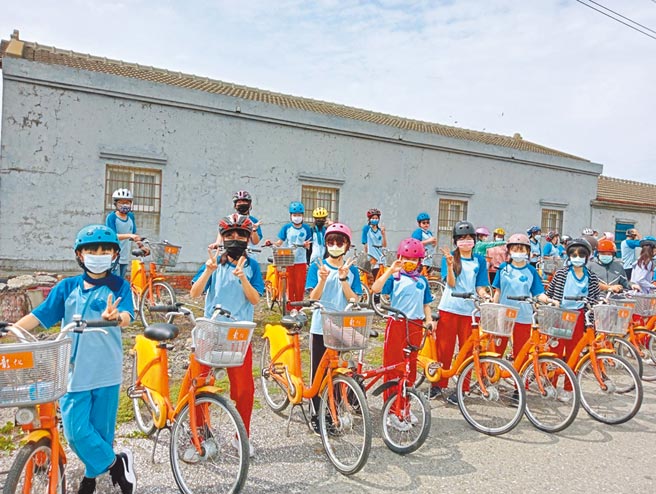 彰化县王功国小6年级学童开心骑上退役YouBike单车，准备出发前往探访王功渔港和小型风机发电场域。（谢琼云摄）