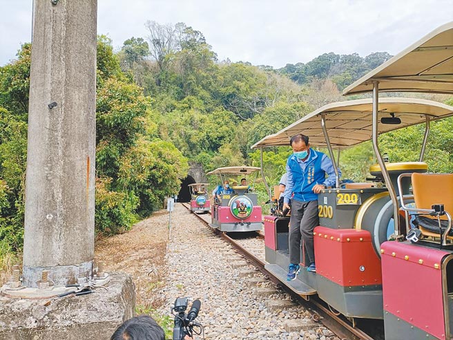 苗栗营运铁道自行车Railbike相当成功，每天吸引上千名游客搭乘。（陈淑娥摄）