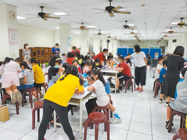 云林县2020年6月提前完成国中、国小班班有冷气目标，採各班付电费及县府酌量补助方式，今年5月起改由中央埋单。（周丽兰摄）